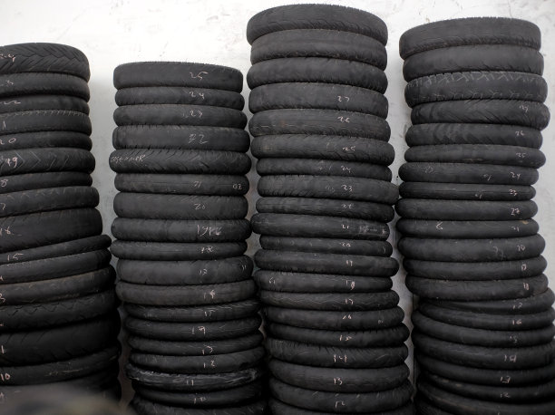 一堆二手摩托车轮胎图片下载