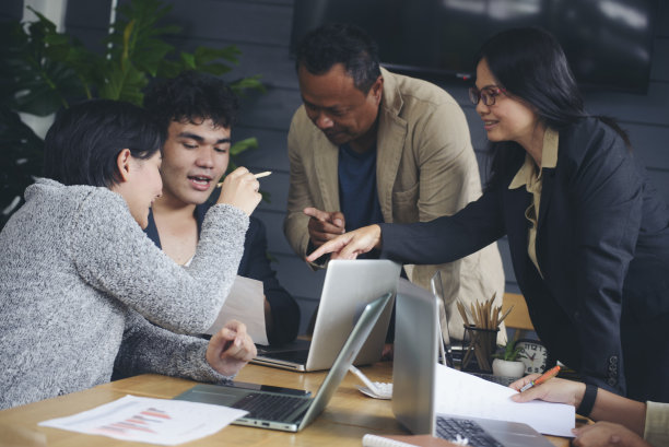 一群商务人士计划年度预算报告，并在头脑风暴会议中讨论解决策略。专业商人与办公室团队协作。战略经营理念图片下载