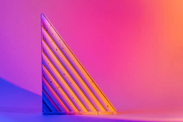 明亮的霓虹灯背景上的几何混凝土图形。时尚的几何形状。图片下载