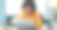 一名年轻女子在家工作时使用笔记本电脑和智能手机图片下载