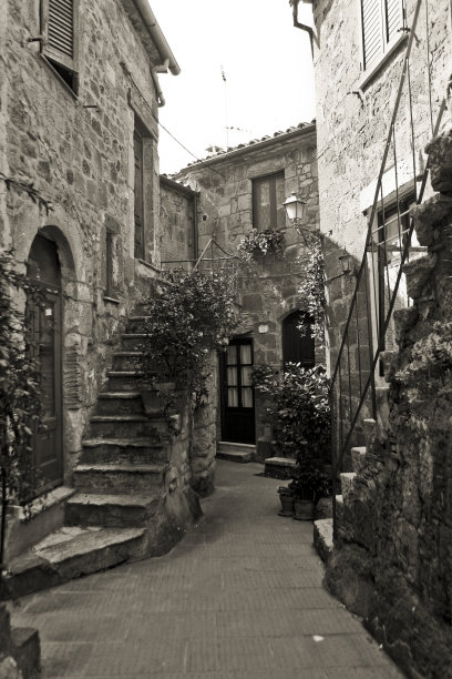 黑白相间的意大利，中世纪的村庄和小巷图片下载