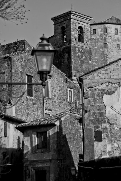 黑白的意大利。古老的中世纪的村庄。图片下载