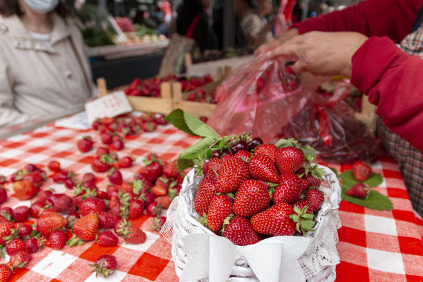 农贸市场的有机新鲜草莓。图片下载