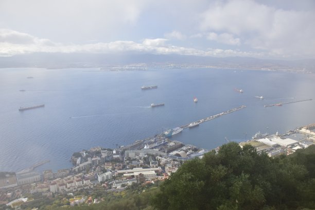 英国直布罗陀- 2019年11月7日:雾中直布罗陀的岩石，从山顶俯瞰港口图片下载