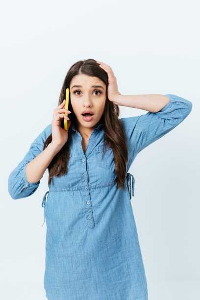 震惊不安的黑发女孩说话图片下载