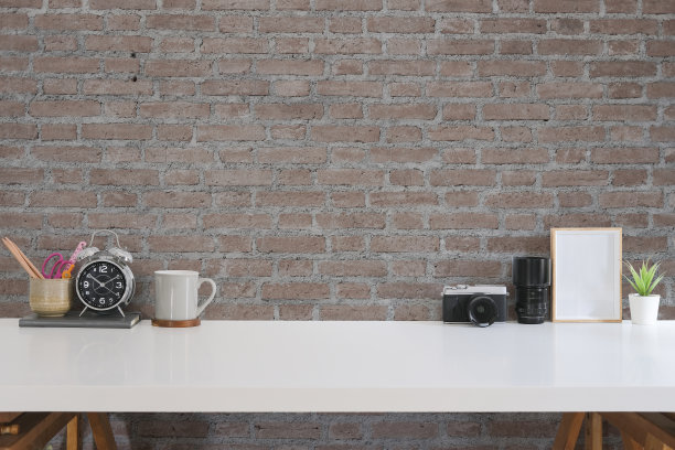 创意工作场所与相机，咖啡杯，相框和文具在白色的桌子上。图片下载