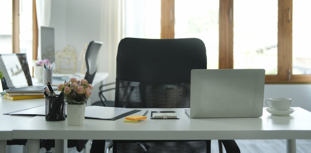 明亮的现代工作场所，配备笔记本电脑和办公用品。图片下载