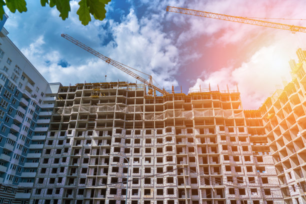 施工现场未完工的住宅用起重机图片下载