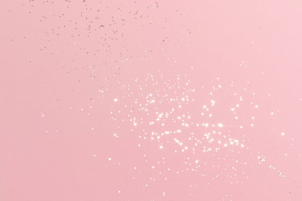 闪闪发光的银色闪光在粉红色的背景图片下载
