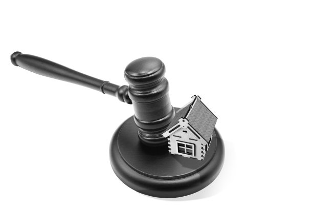 用木槌和抽象的房子作为抵押或紧急住房拍卖出售的象征的抽象照片图片下载