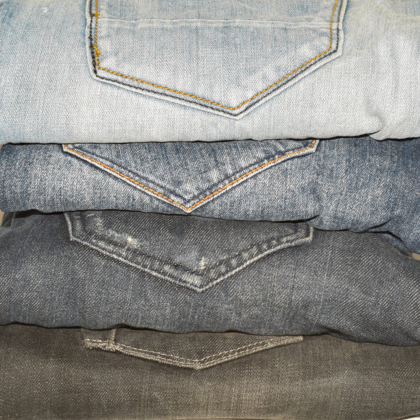 变种的牛仔裤在白色背景上孤立图片下载