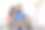 一对年轻夫妇坐在沙发上用笔记本电脑图片下载