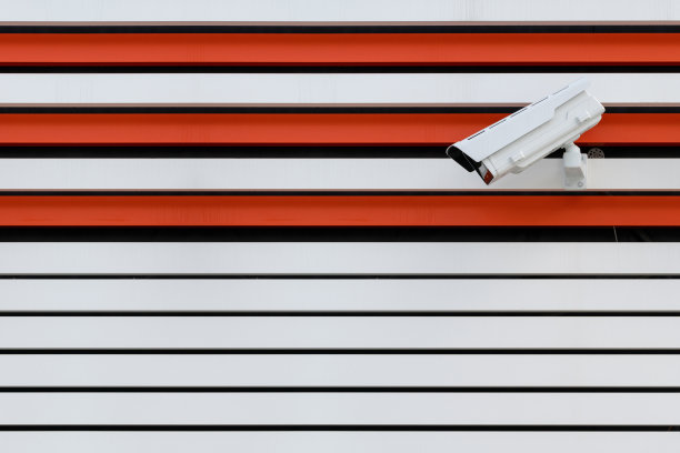 墙上挂着现代摄像机。图片下载