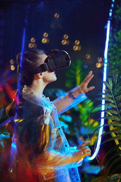 从背后看女人在虚拟现实中探索图片下载