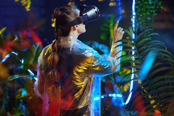 从后面看，虚拟现实中的女人在空中按下按钮图片下载