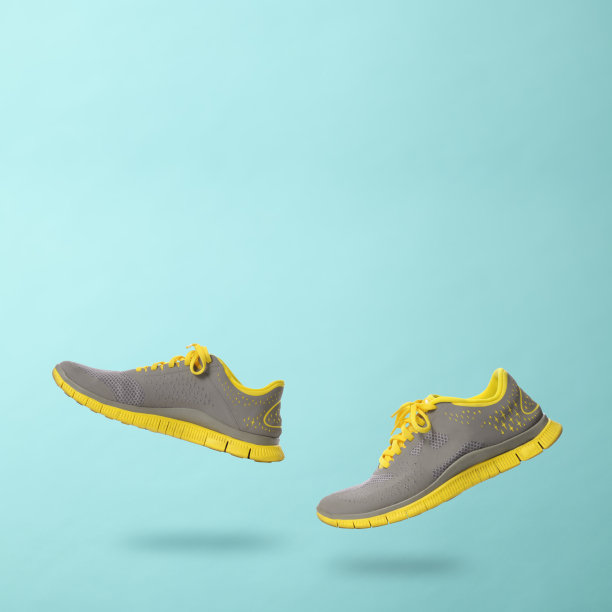 运动鞋走在半空中图片下载