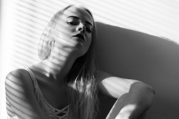 女孩在阳光下图片下载