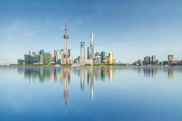 阳光明媚的上海天际线，中国图片下载