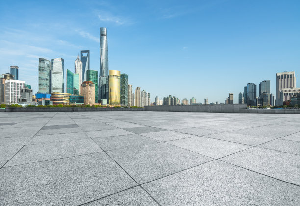 全景天际线和建筑与空的方形地板图片下载