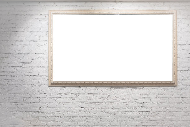 空相框挂在白砖背景上。模拟空白相框。米色华丽设计框架，白砖墙，室内装饰。图片下载