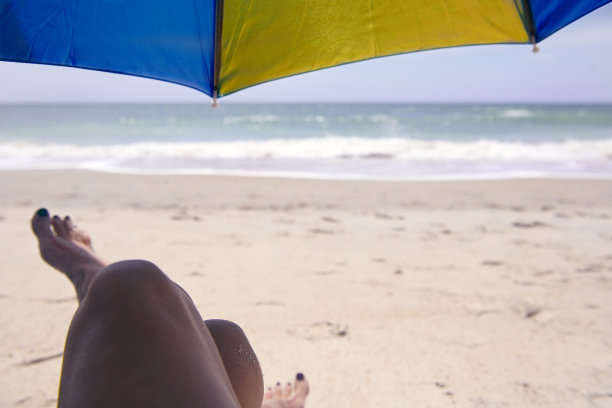 从伞下旁观者的视角看海滨图片下载