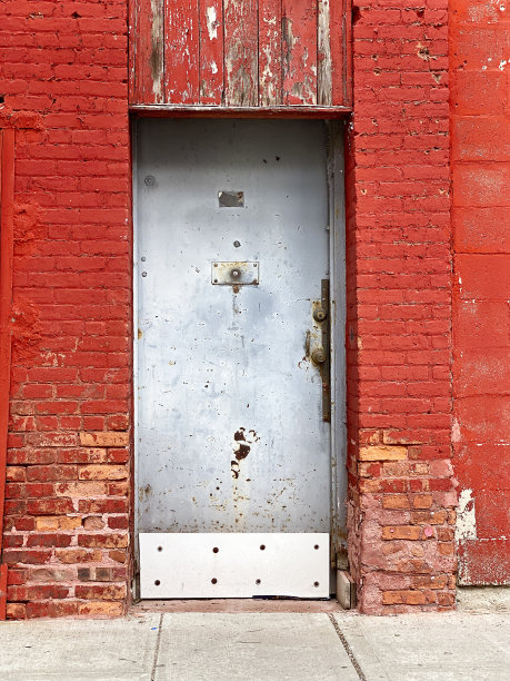 红砖墙和老门图片下载