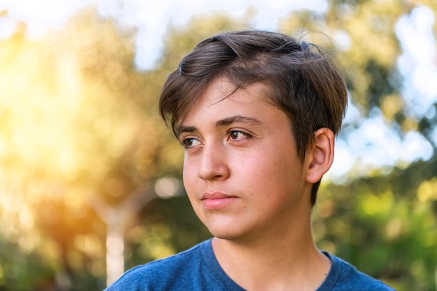 沉思，担心，十几岁的男孩看向别处图片下载