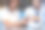 商务男男女女在办公室工作，看着手机。图片下载
