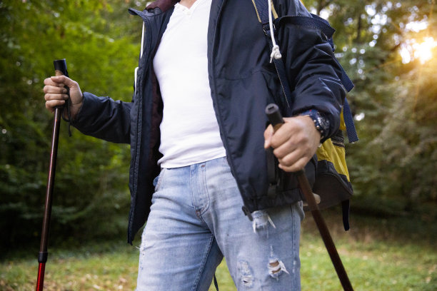 年长的男人正在玩爬山的股票照片图片下载