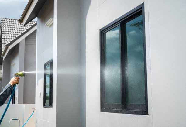 工程师用水管测试窗户是否漏水，房屋检查概念图片下载