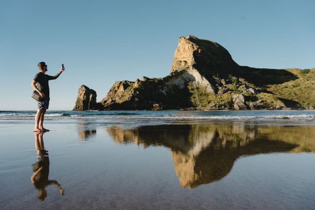 有人在岩石城堡拍照。新西兰旅游目的地图片下载