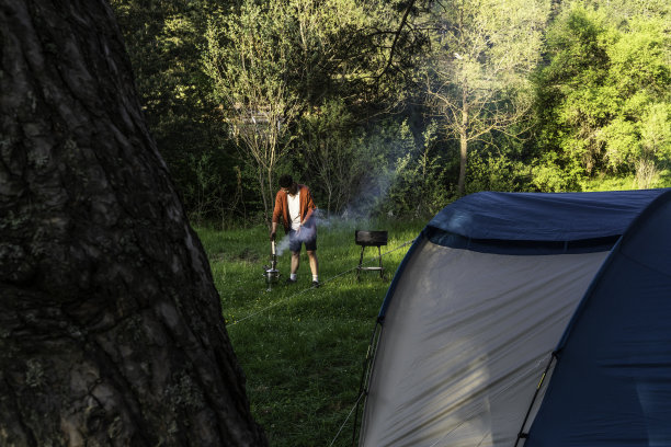 一个在森林里露营的人正在烧烤。图片下载