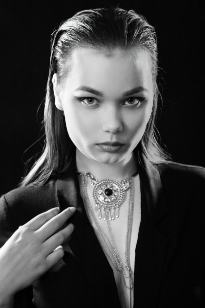 严重的女性肖像图片下载