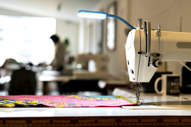 缝纫机在缝纫车间的特写。图片下载