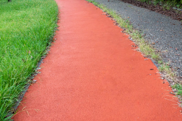 一张用聚氨酯铺就的慢跑路线的照片。一张易于运行的道路的照片。图片下载