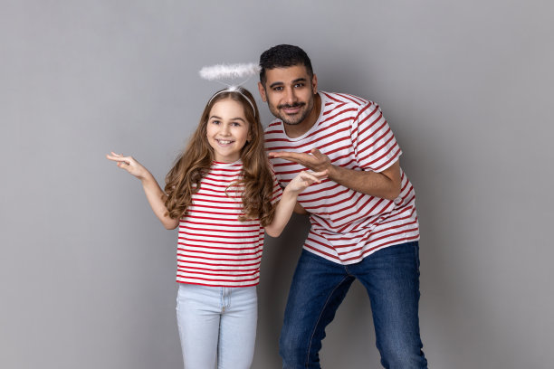 微笑的父亲和带着光环的可爱女儿图片下载