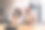 两名创业厨师直播节目，在厨房演示切面包。图片下载