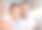 英俊的年轻混血男子和他可爱的女儿在家里自拍。父亲和他的女儿在客厅里亲密地拍照。单亲家长和他的女孩子图片下载