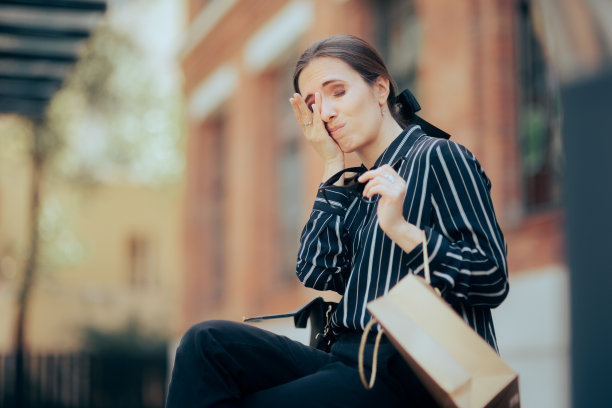 摘掉眼镜的女人揉揉眼睛图片下载