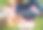 在阳光明媚的日子里，一位陌生的年轻女子在公园外，享受着夏日的梦幻和美酒图片下载