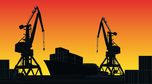 落日余晖映衬着码头上起重机和集装箱船的商业货港剪影。图片下载