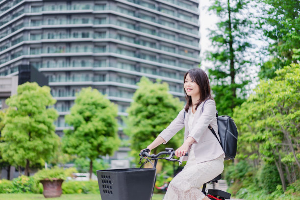 一个忙碌的女商人骑着共享自行车上班图片下载