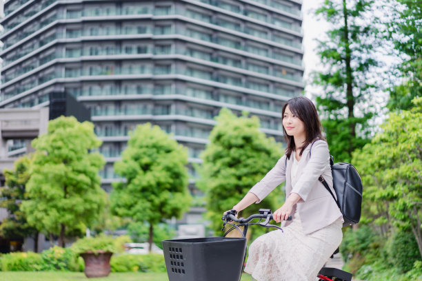 一个忙碌的女商人骑着共享自行车上班图片下载