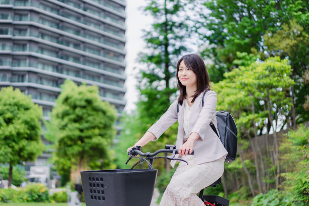一个忙碌的女商人骑着共享自行车上班图片下载