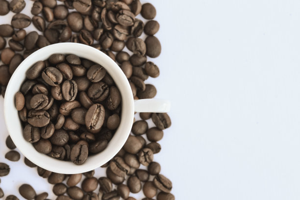 装满咖啡豆的白色杯子的航拍照片图片下载