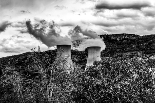 山与山之间的核电站冒烟的烟囱图片下载