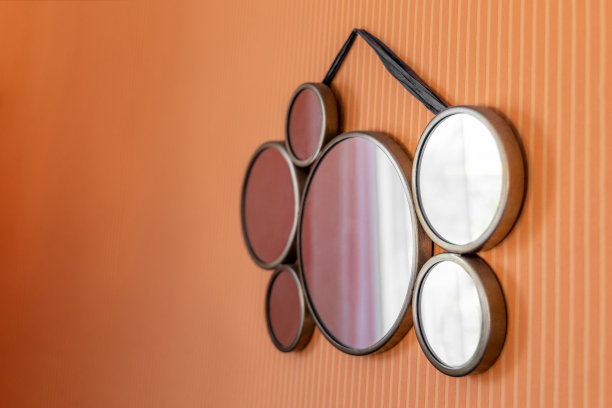有创意的镜子挂在墙上图片下载
