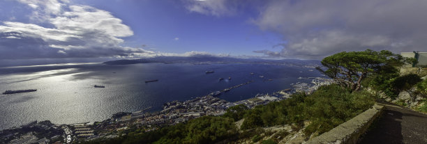 英国直布罗陀- 2019年11月7日:雾中直布罗陀的岩石，从山顶俯瞰港口图片下载