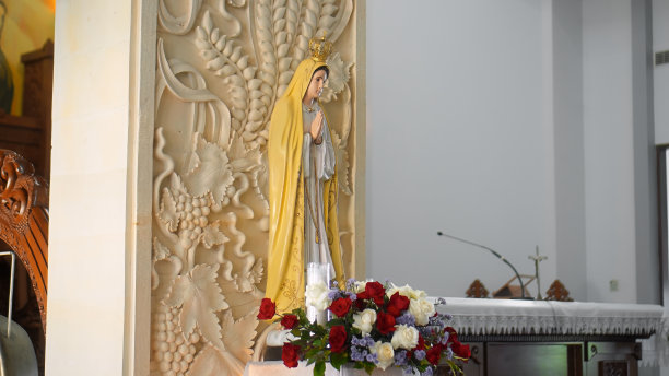 圣母玛利亚的雕像站在室内图片下载