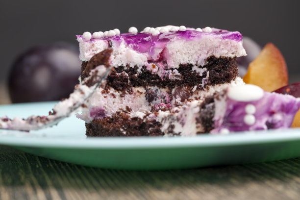 香甜的紫色分层蛋糕，有蓝莓的味道图片下载